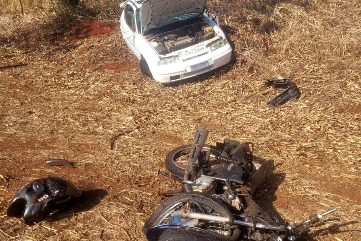 Após colidir na lateral de um caminhão, carro atingiu a moto que seguia atrás dele