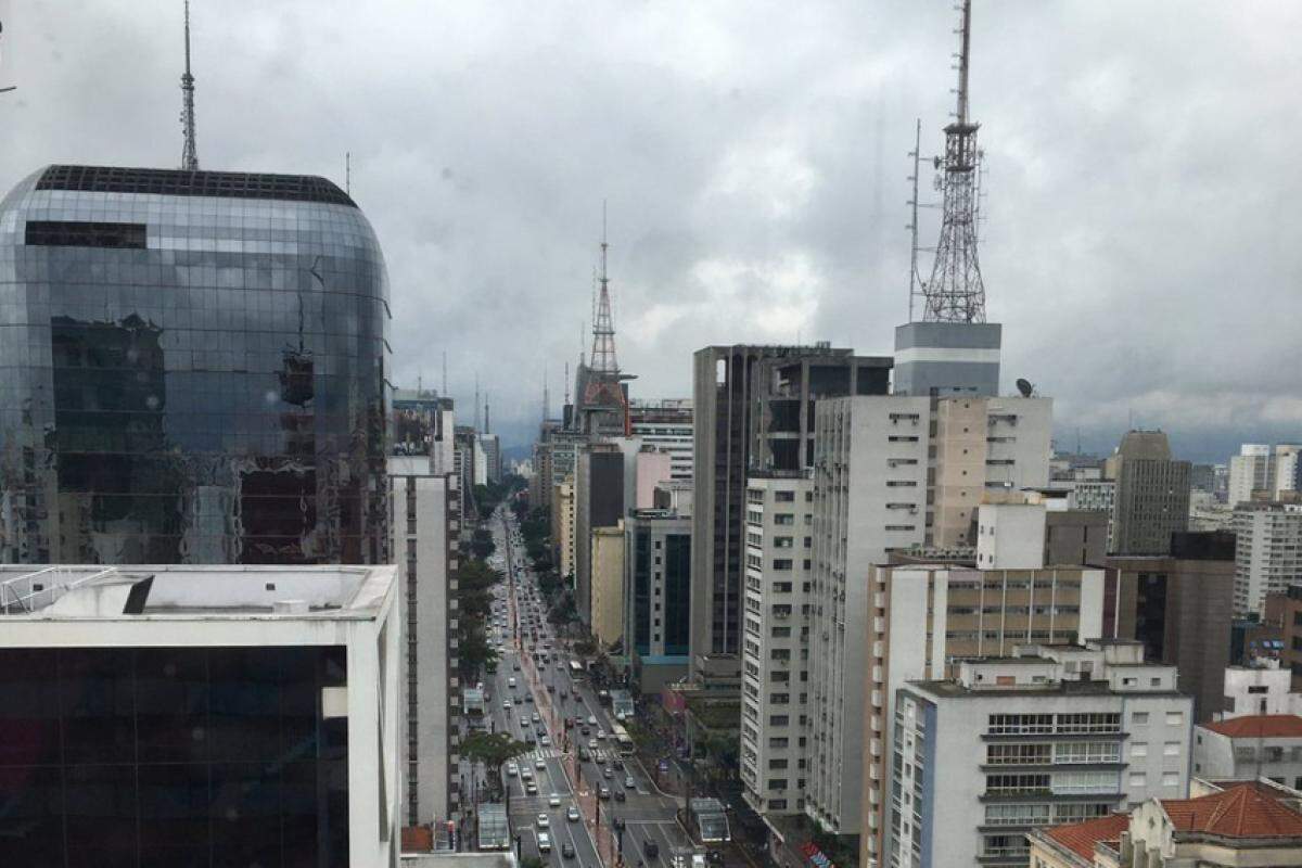 O alerta de 'perigo potencial' para chuvas intensas se estende até às 20h desta segunda-feira (16). 