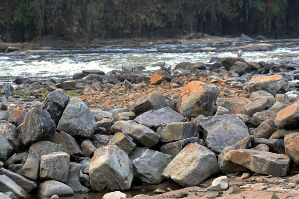 Rio Piracicaba tomado por pedras 