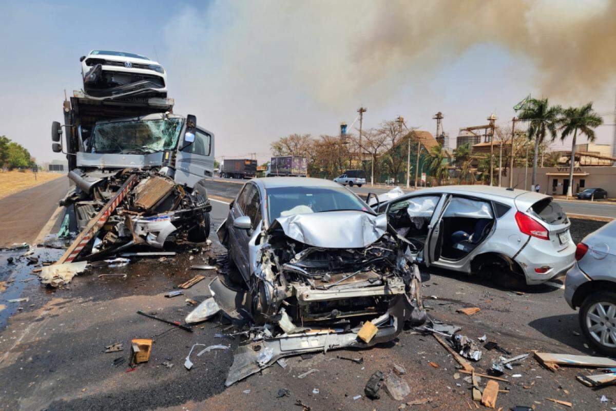 Carros ficaram destruídos durante acidente 