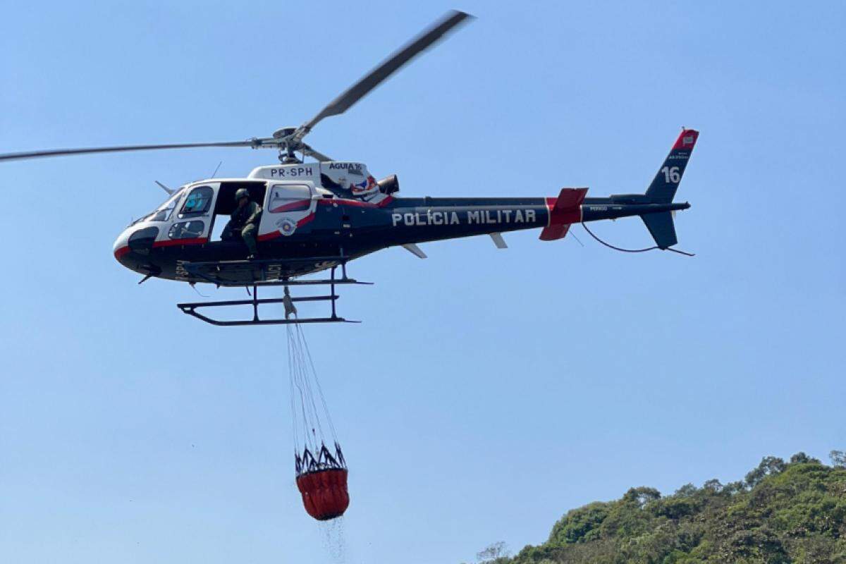 Helicóptero é equipado com dispositivo que colhe e despeja a água