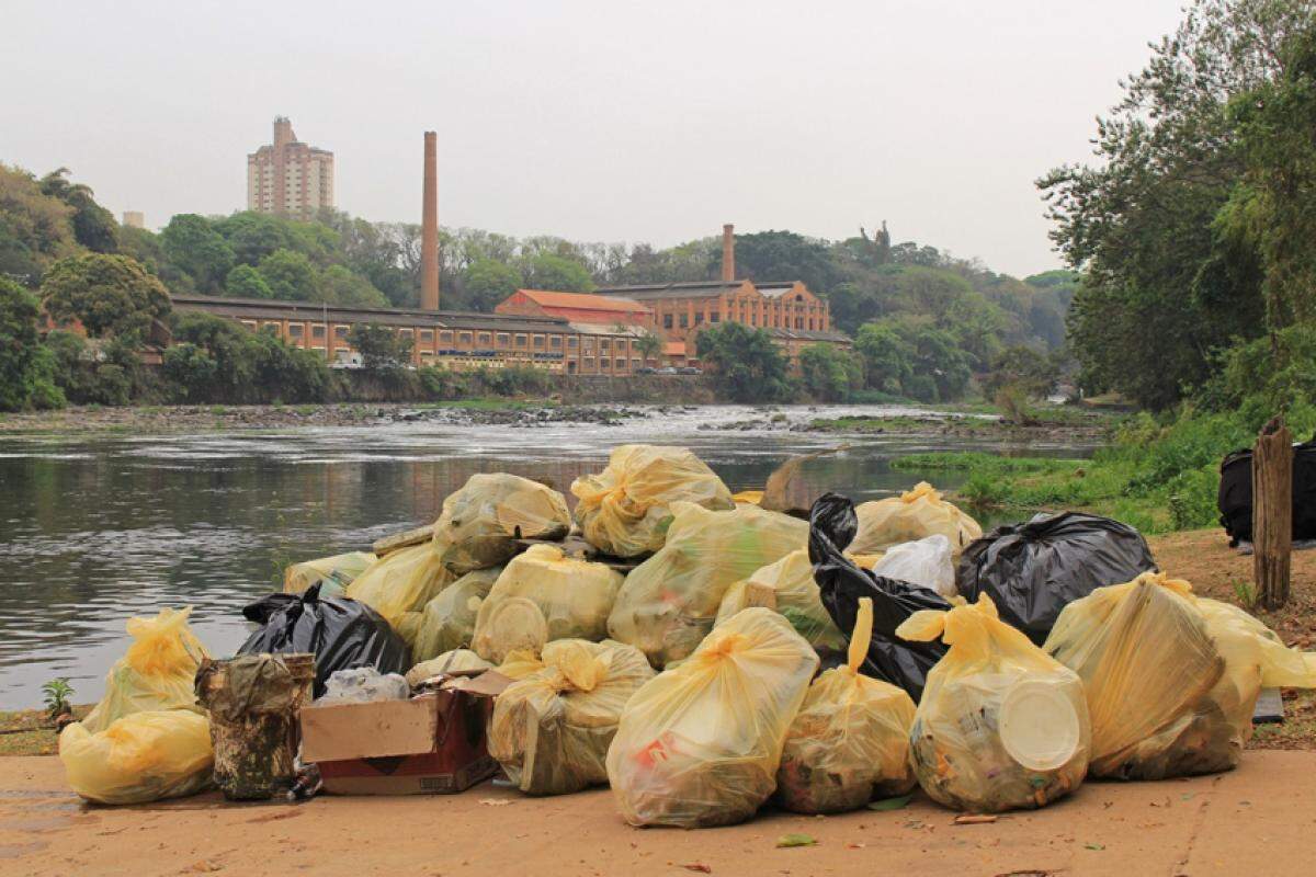 Voluntários participam de ação de limpeza no rio Piracicaba 