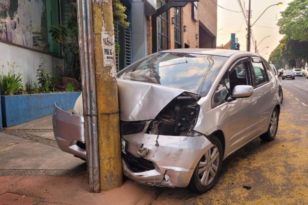 Frente do carro ficou bastante danificada