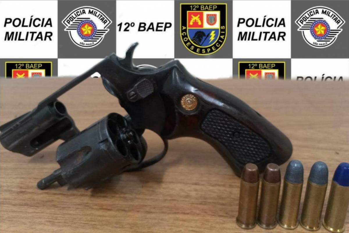 O homem carregava uma arma com numeração suprimida