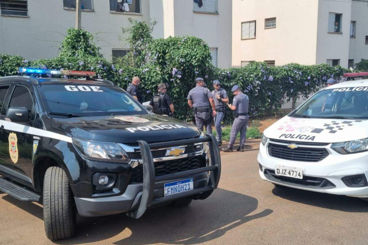 Populares se aglomeram na rua Francisco Saez Aiza