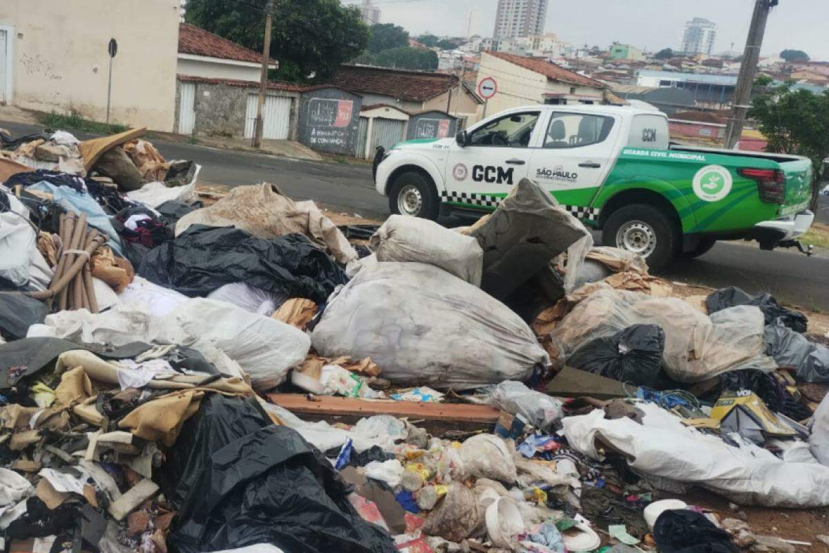 Lixo descartado irregularmente foi alvo da GCM, que identificou infratores