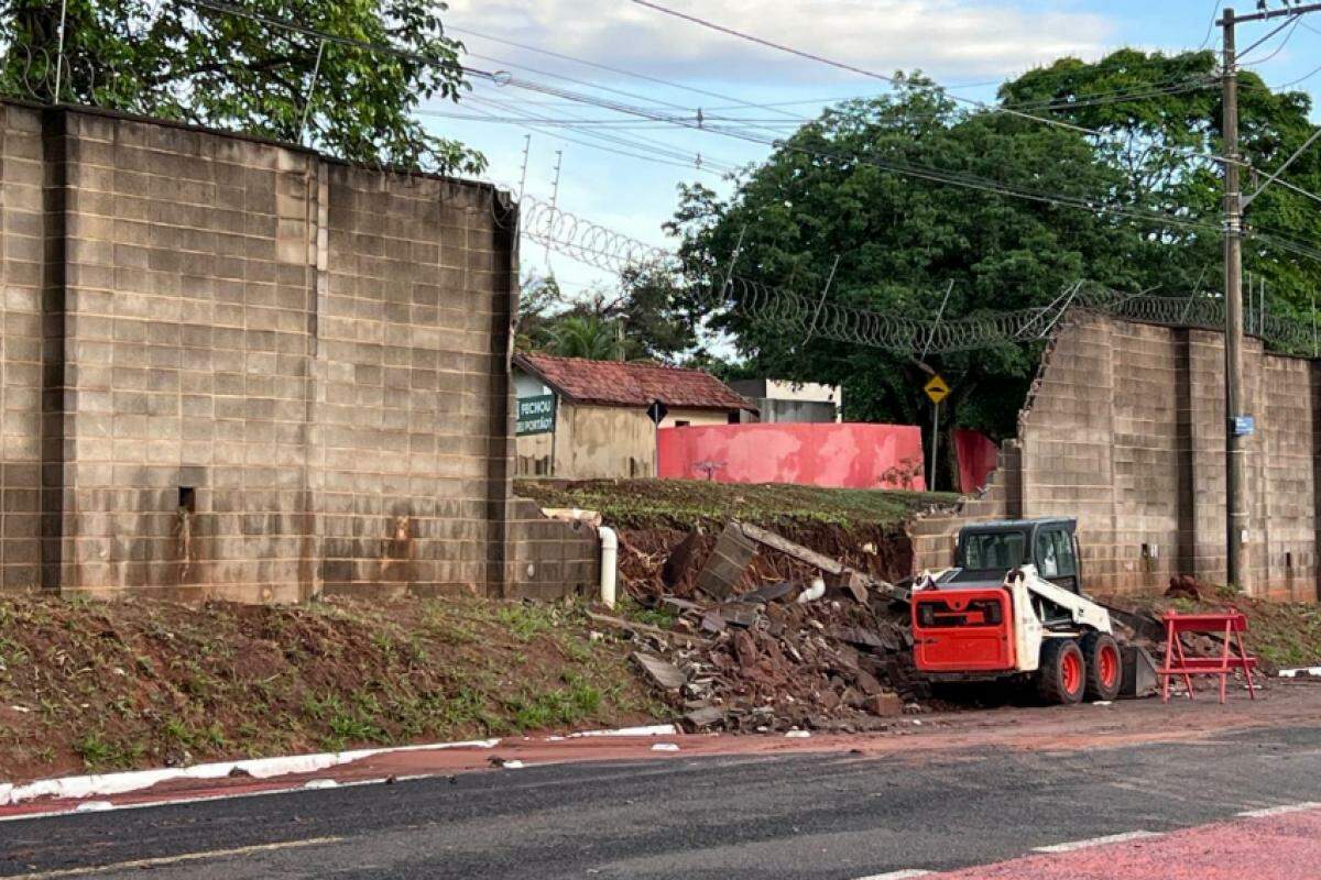 Muro de residencial desabou na avenida Mário Ranieri