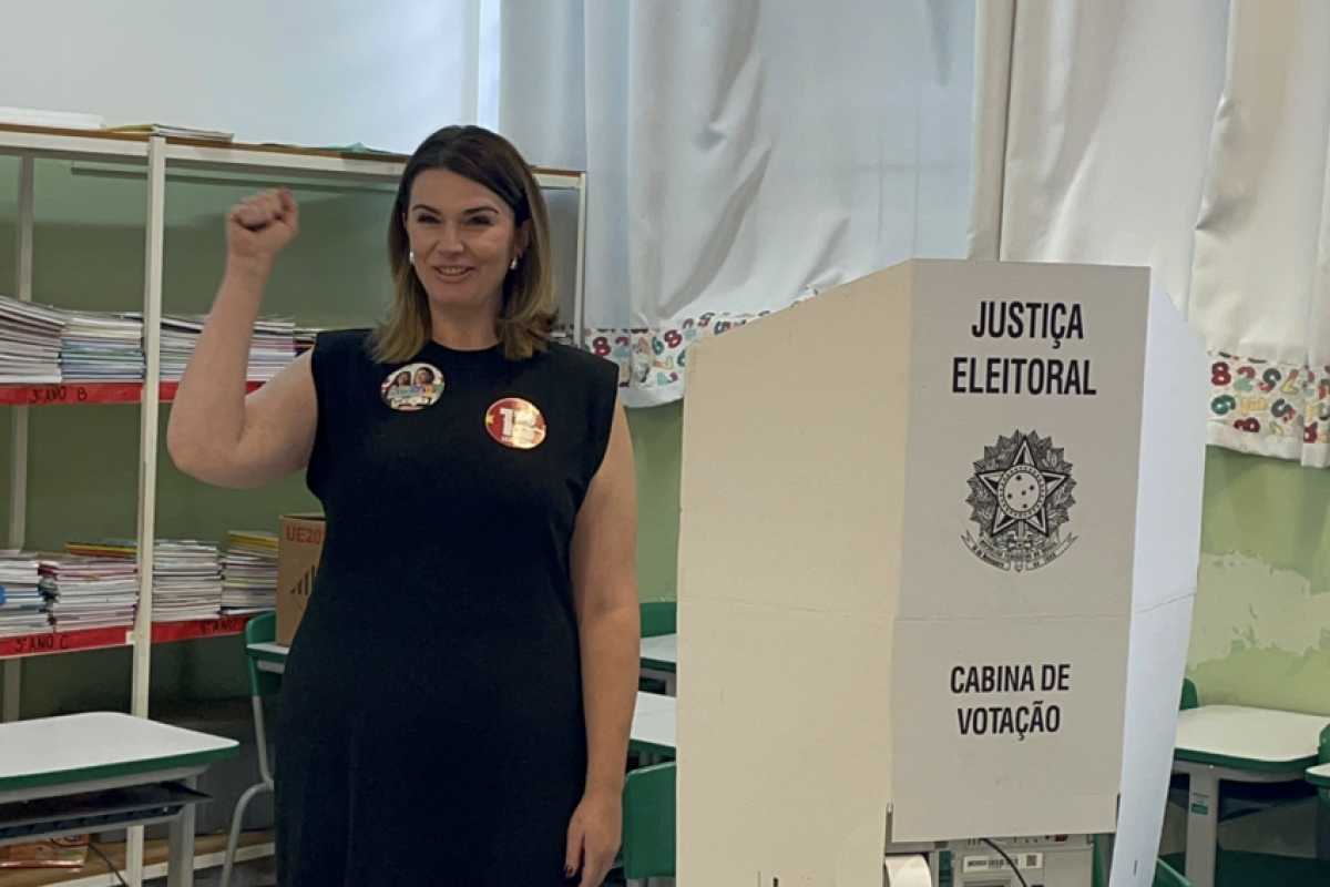 Mariana Negri (PT) durante votação neste domingo, 6