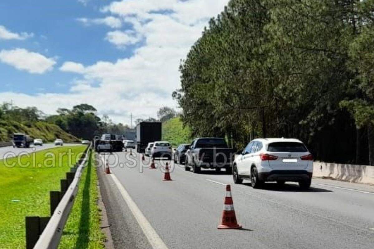 O veículo, um utilitário Fiat Strada, trafegava pela faixa 1 quando o condutor perdeu o controle e colidiu.