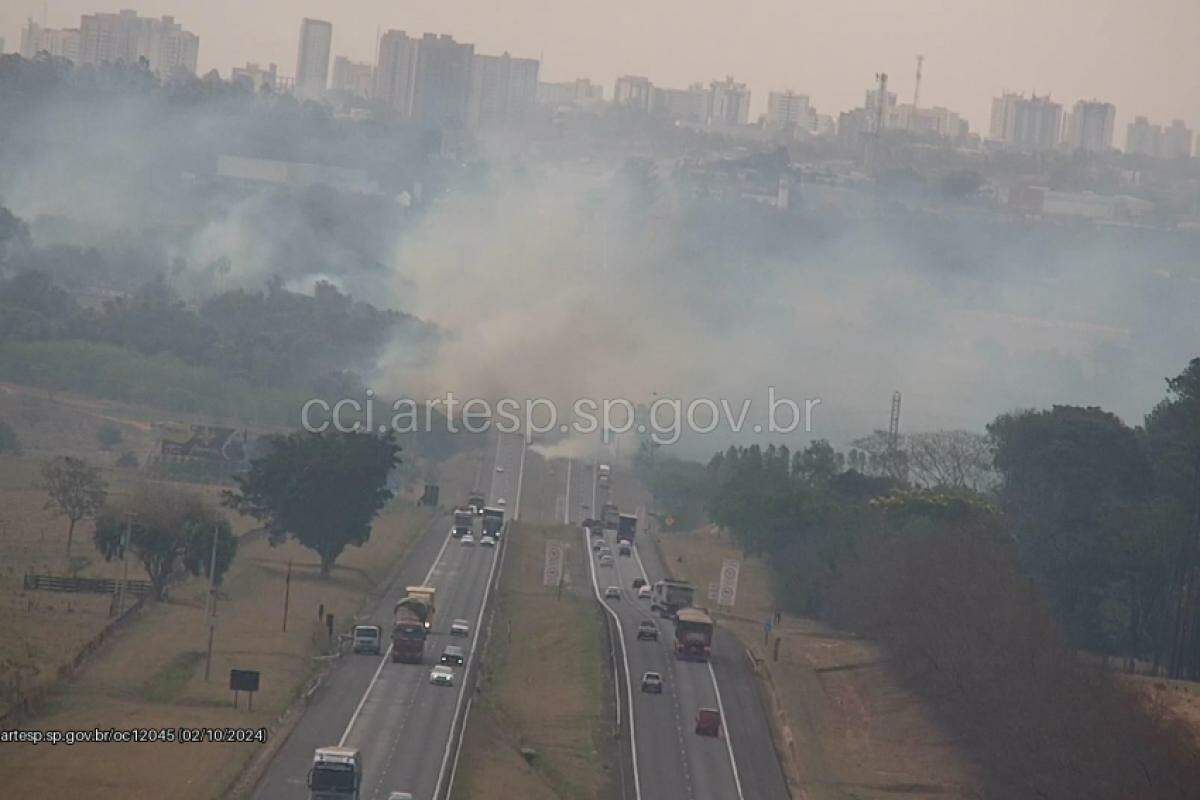 De acordo com a Artesp, o fogo consumiu aproximadamente um quilômetro de área particular e dois quilômetros da área de domínio