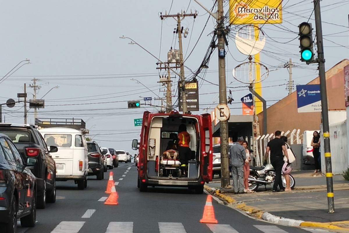 Mulher sendo socorrida pelo Corpo de Bombeiros na Duque