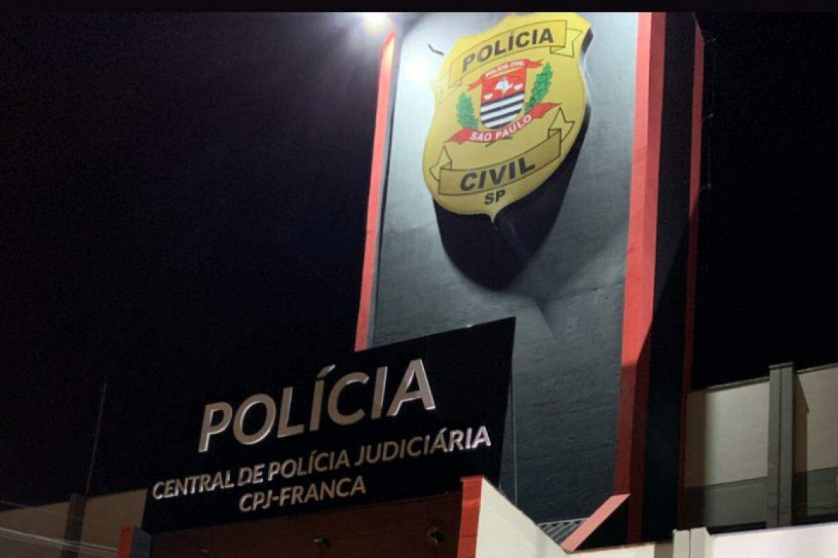 Caminhoneiro foi preso na Rodovia Ronan Rocha, em Franca, após ser flagrado com uma réplica de arma e uma substância possivelmente cocaína dentro do veículo