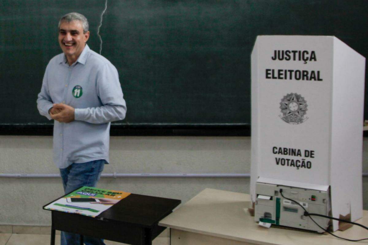 O prefeito José Saud (PP) durante a votação nesse domingo