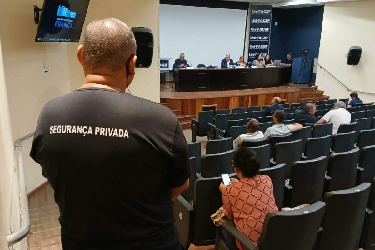 Segurança da Câmara Municipal ficou em alerta na manhã desta terça-feira, devido a ameaça de tiros 