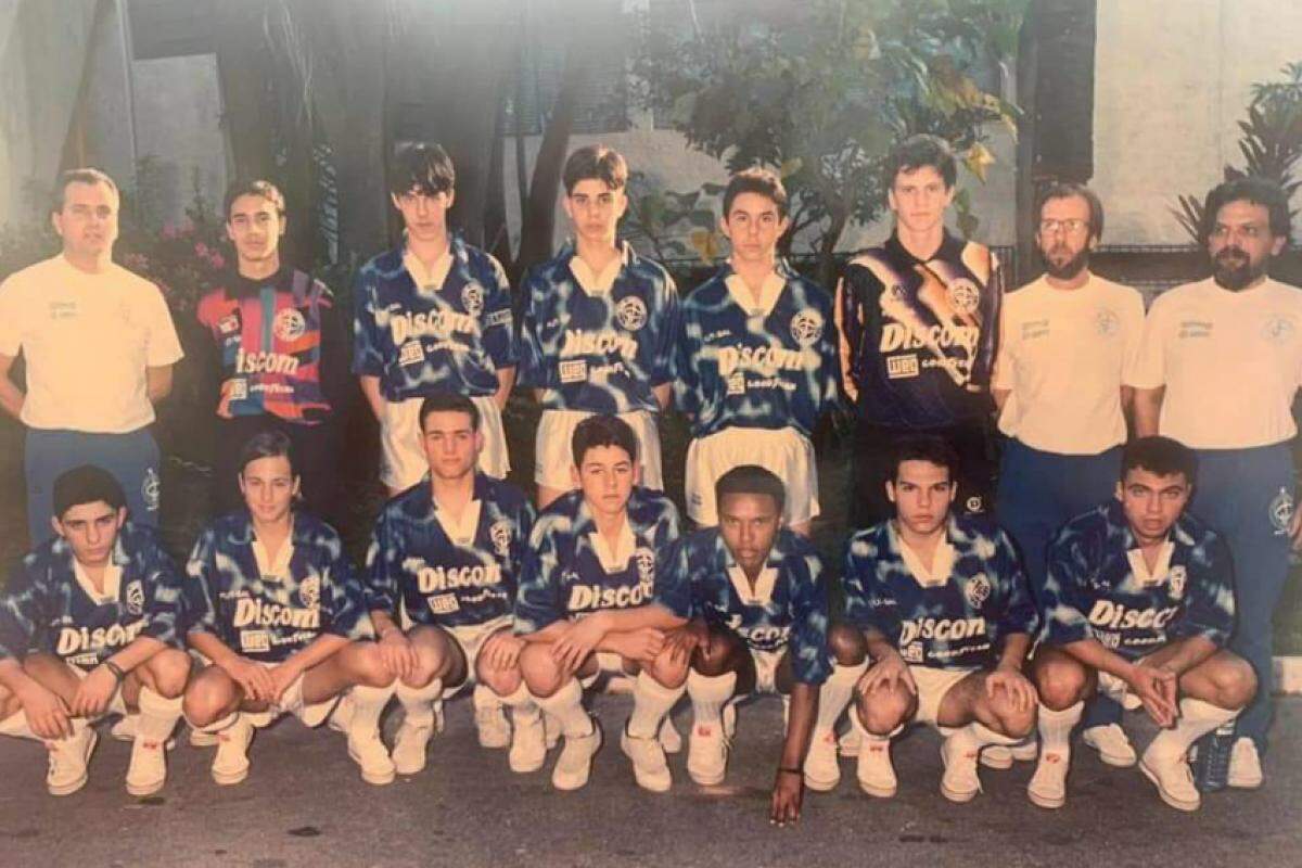 Mixirica (primeiro em pé à esquerda da foto) como técnico de futebol de salão do Clube Jundiaiense