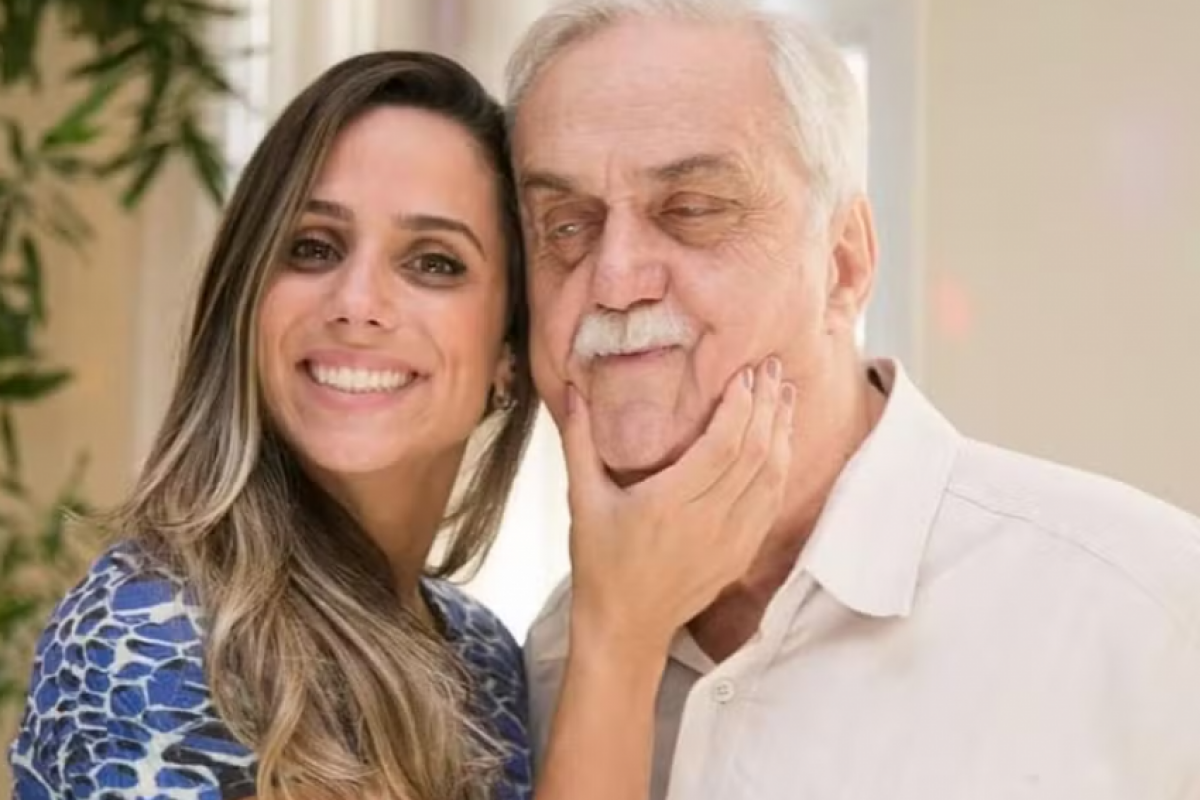 A médica Aline Souza com o pai dela, o também médico José Roberto de Souza, morto em 2022