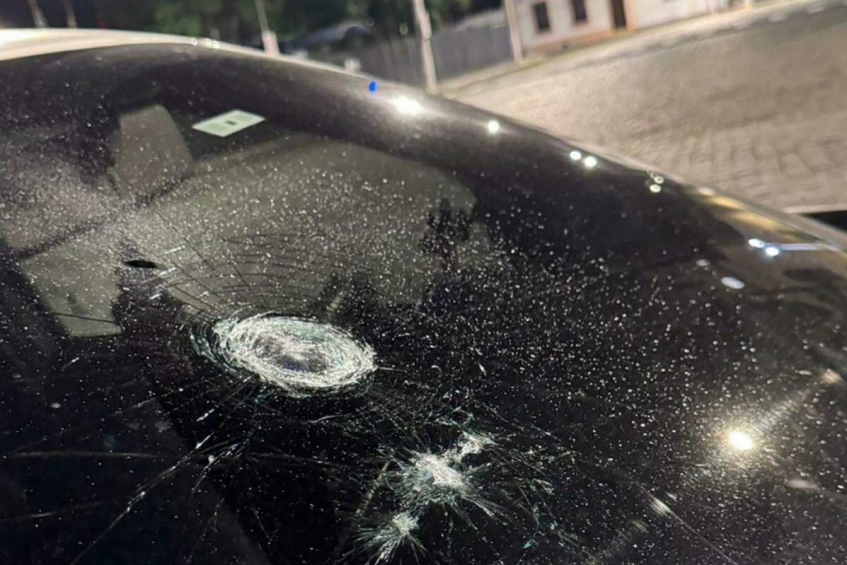 Carro da vítima após o ataque a tiros