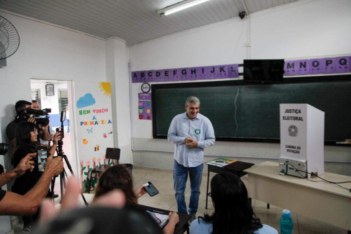 O prefeito de Taubaté, José Saud (PP), durante a votação no domingo