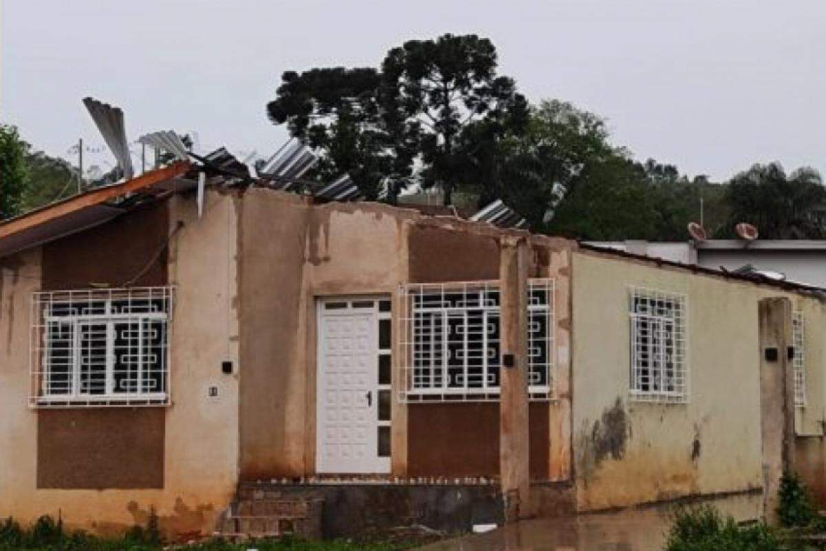 Em Santo Antônio da Patrulha, 28 casas e cinco escolas públicas foram destelhadas.