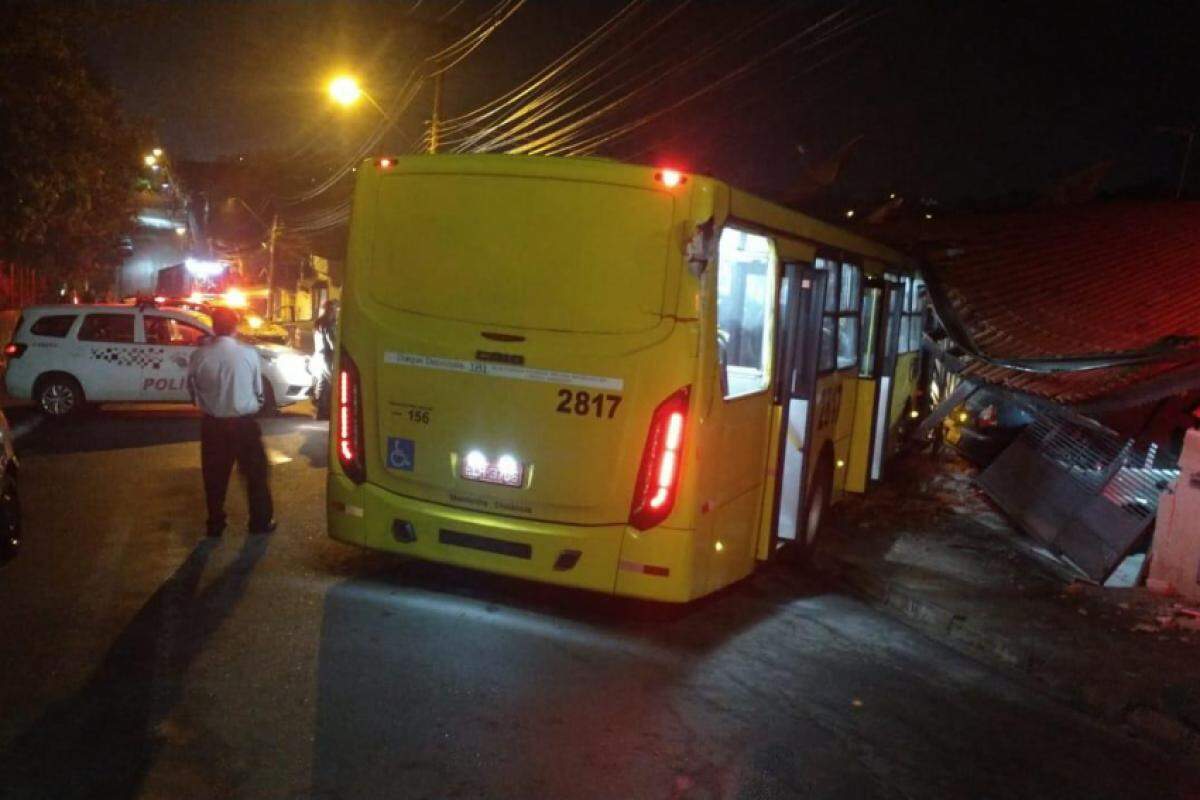 Dois carros que estavam na garagem também foram atingidos