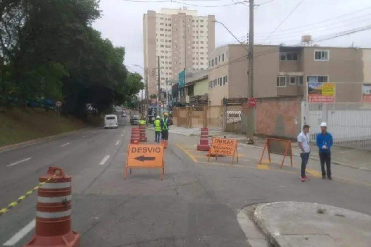 Obra na avenida Cidade Jardim