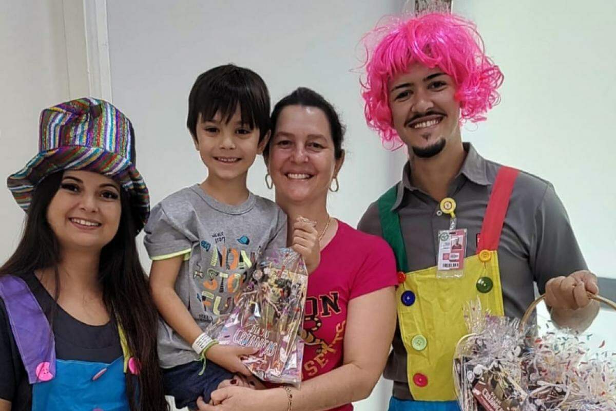 O paciente Heitor e sua mãe Graciele receberam a visita dos colaboradores Priscila e Iago