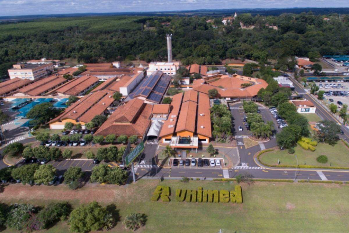 Hospital foi concebido para integrar-se à natureza. Quando foi inaugurado em 1999, HUB contava com 60 leitos; hoje são 235, em uma área de 22 mil m²