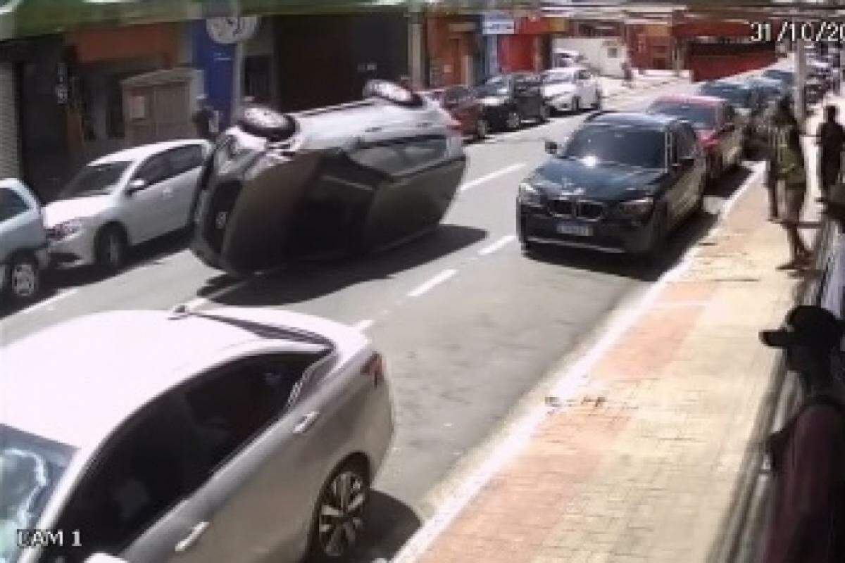 Carro capotou no meio da rua Vilaça