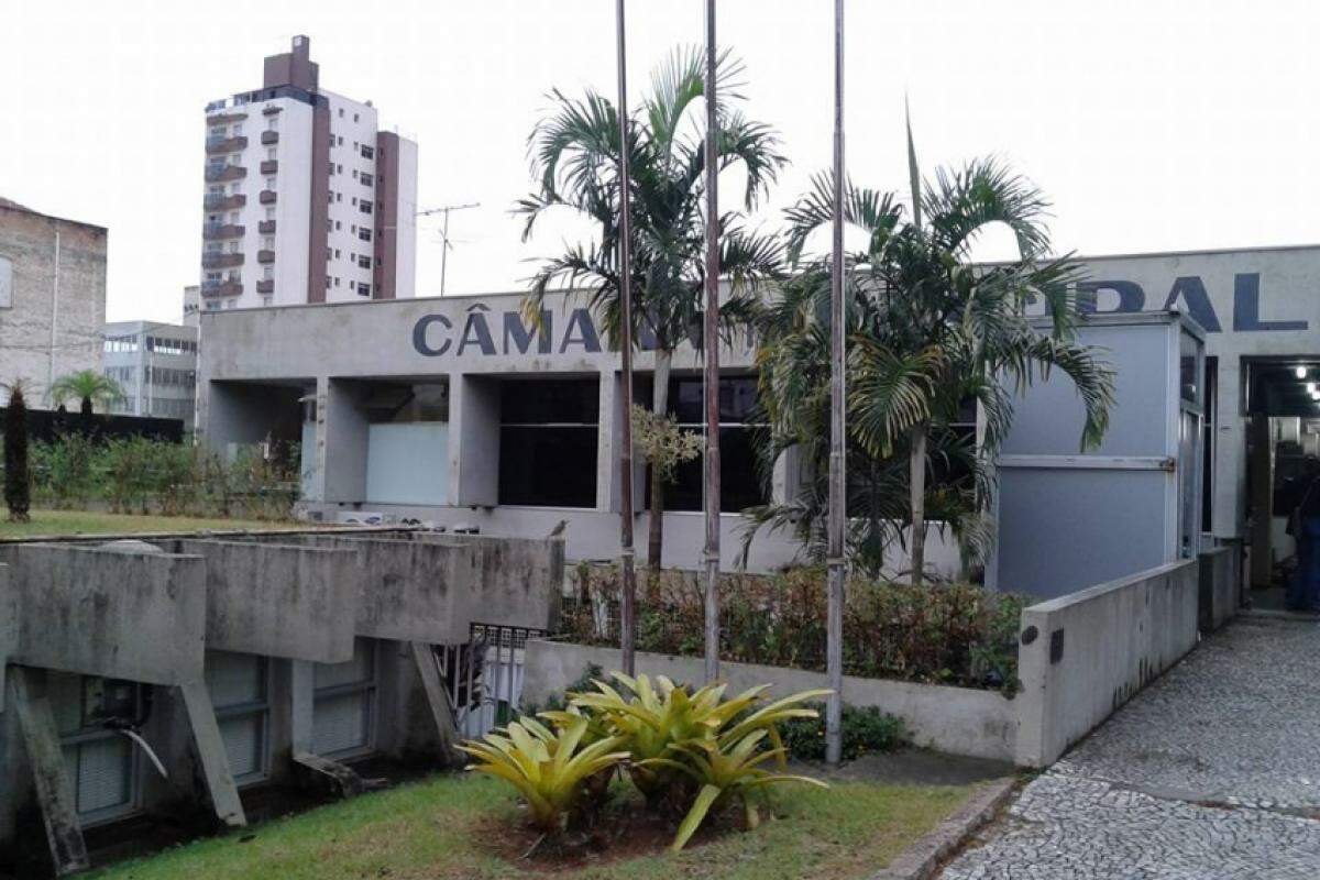 Na Câmara, os vereadores atuais recebem R$ 10.4 mil; se forem acrescidos 13º salário e férias, o reajuste chega a 69%