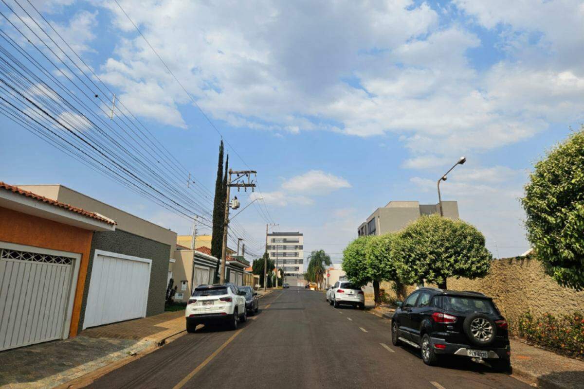 Céu visto da rua José Salomoni, no bairro São José, nesta quinta-feira