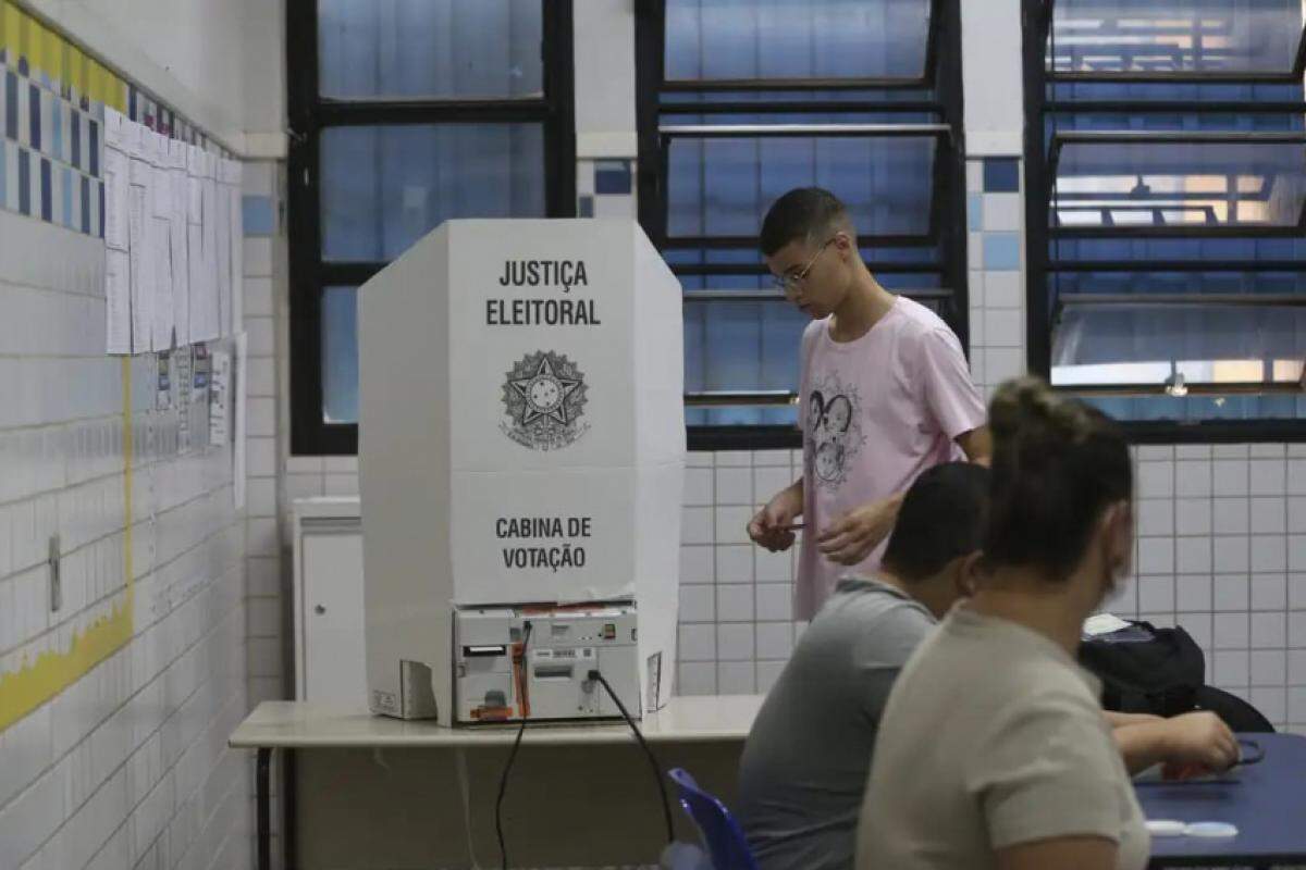 Eleitor caminhando até a cabine de votação