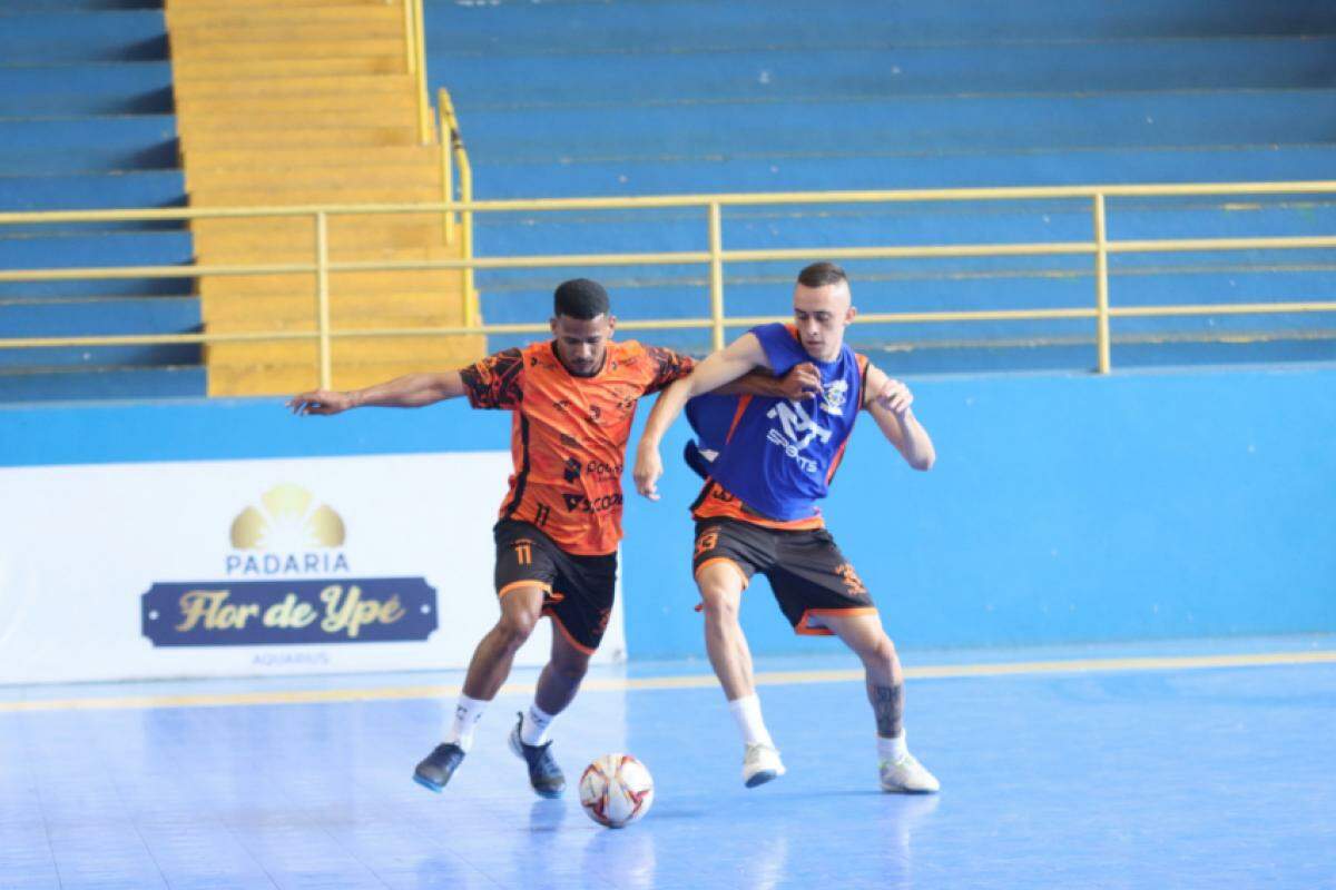 Jogadores do São José Futsal durante treino no Tênis Clube