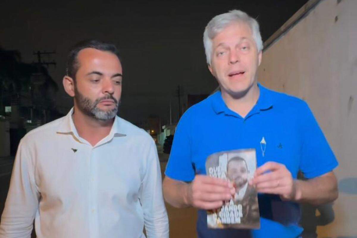 Vice da chapa de Martinelli, Ricardo Benassi mostra panfleto que foi distribuído com a informação de que Martinelli seria 'ficha suja'