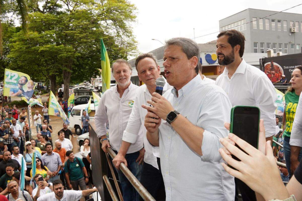 O governador foi recebido por Parimoschi, pelo candidato a vice-prefeito, Antonio Carlos Albino, e pelo prefeito Luiz Fernando Machado