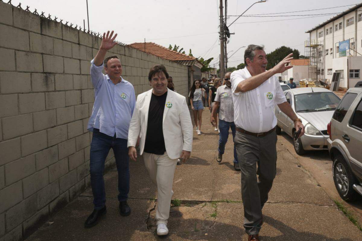 José Antonio Parimoschi (esquerda) durante caminhada pela Vila Progresso