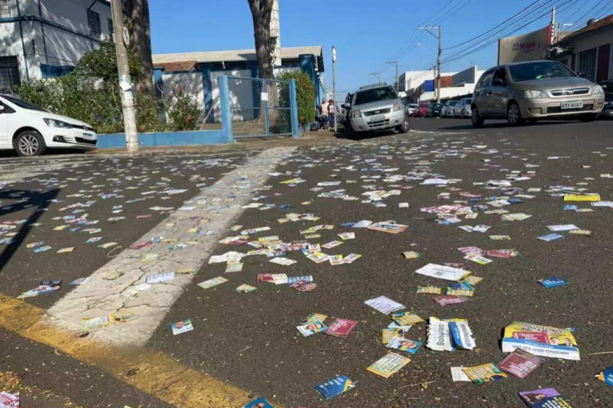 Santinhos não podem ser distribuídos a partir das 22h deste sábado, 5