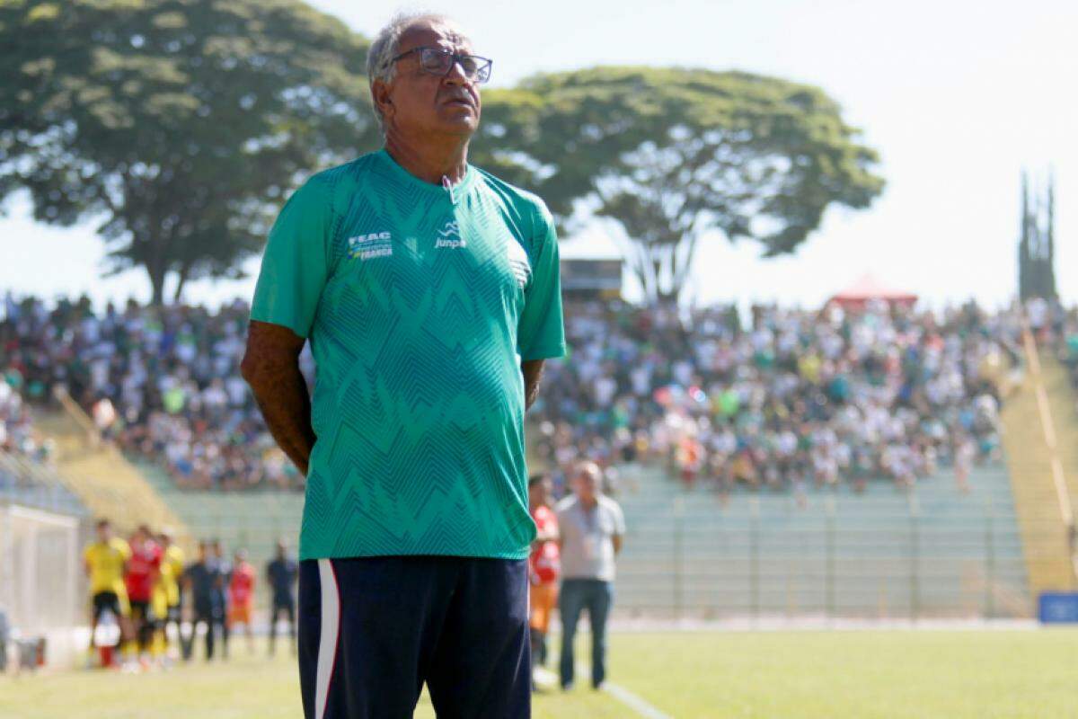 Técnico Wantuil Rodrigues durante hino nacional no Lanchão