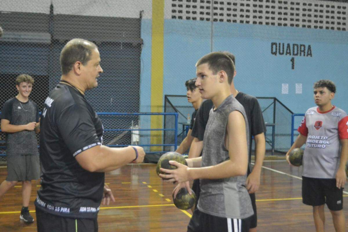 O técnico Zé Batista (à esquerda) comanda o projeto Handebol Futuro 