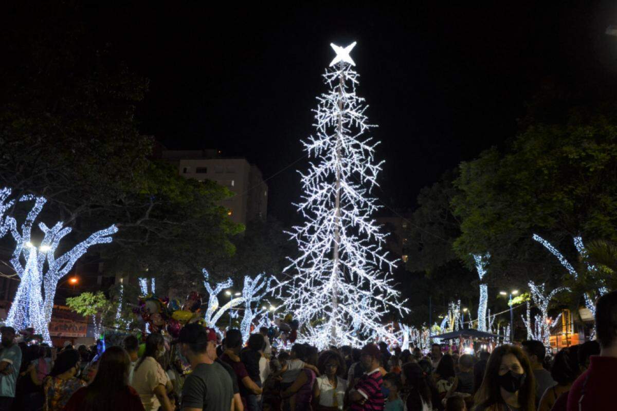 Iluminação natalina será instalada nas três principais praças do Centro da cidade