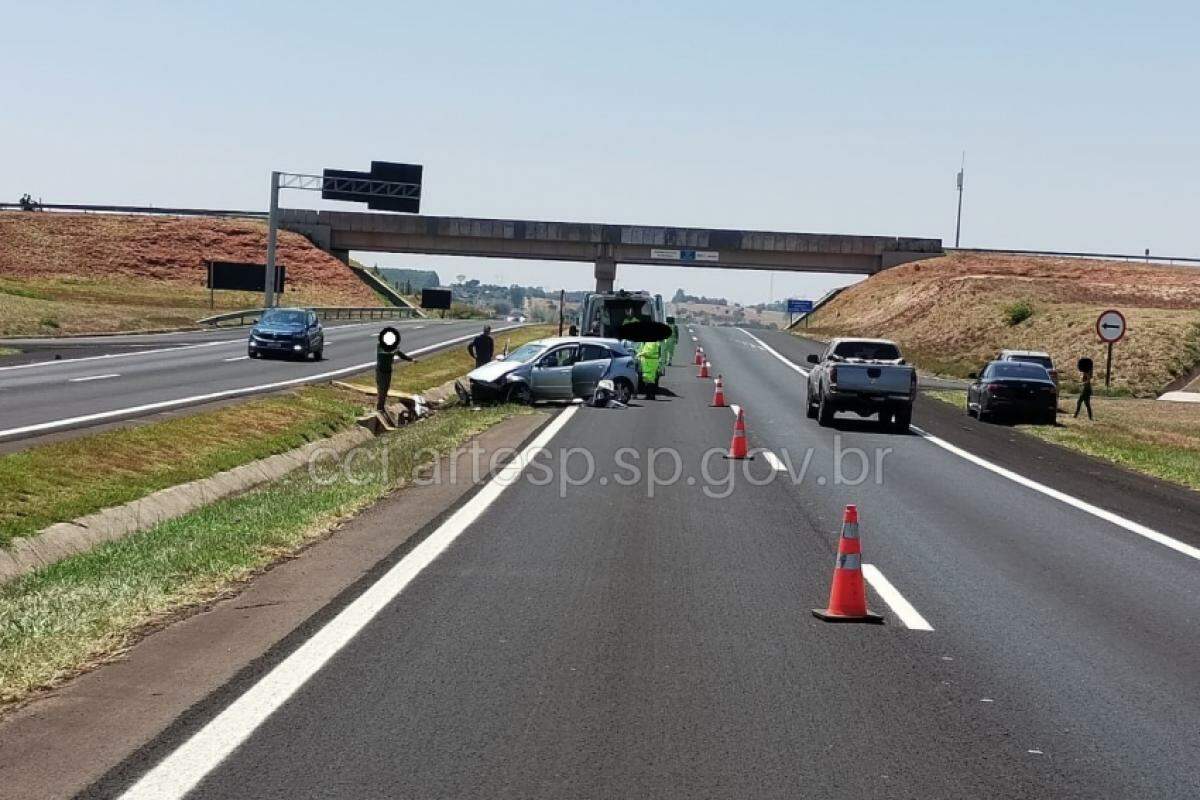 Carro onde estava o casal de idosos atingiu uma tampa de concreto no canteiro central da SP-294, em Piratininga