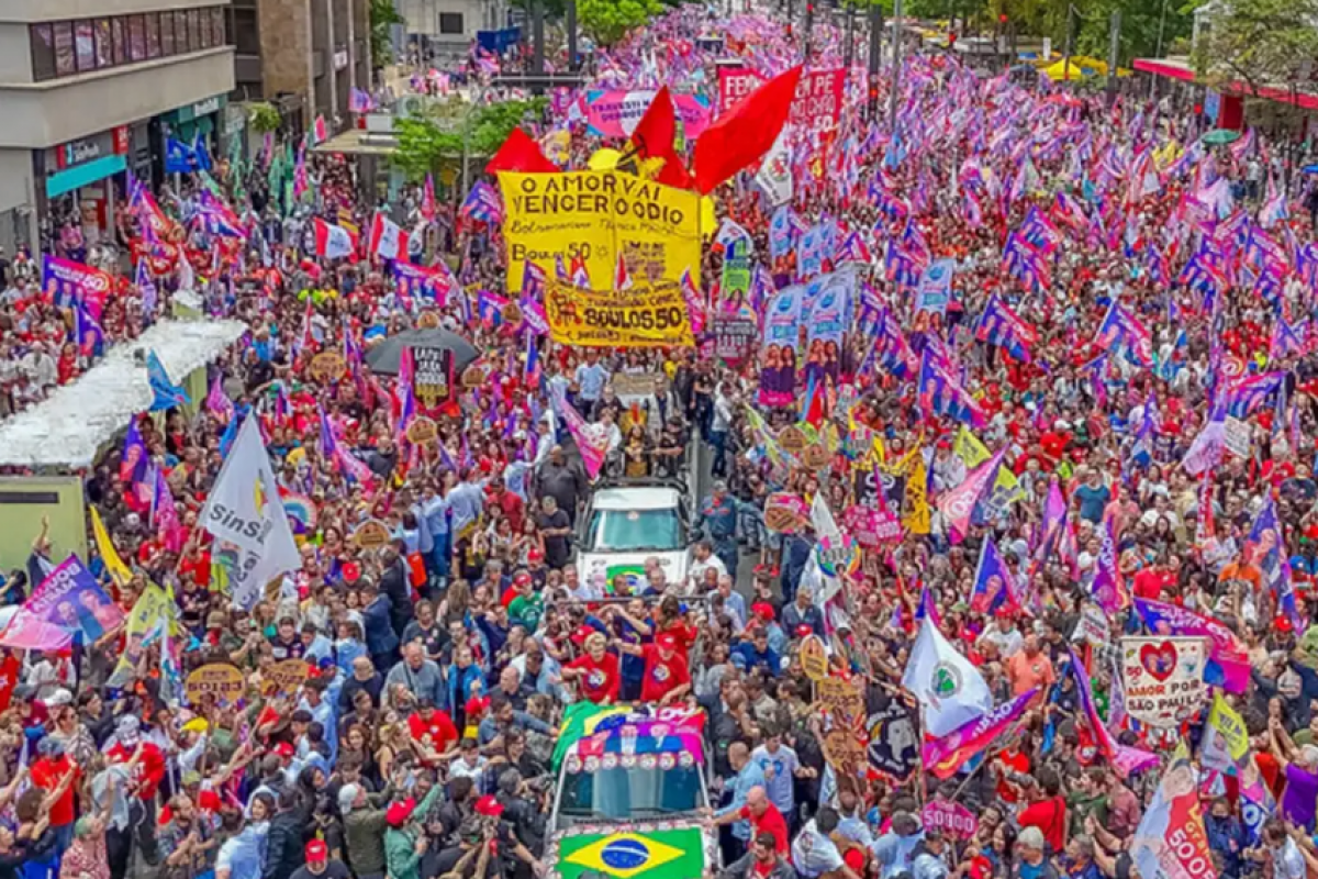  Guilherme Boulos (PSOL) em seu último ato de campanha, na avenida Paulista, ao lado do presidente Lula