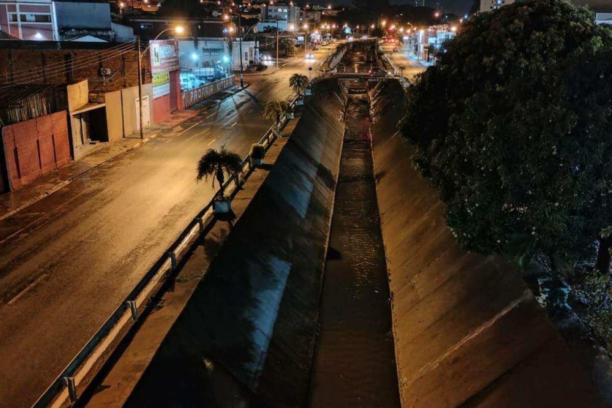 Córrego dos Bagres visto do pontilhão da Rua Batatais: sem transbordamento