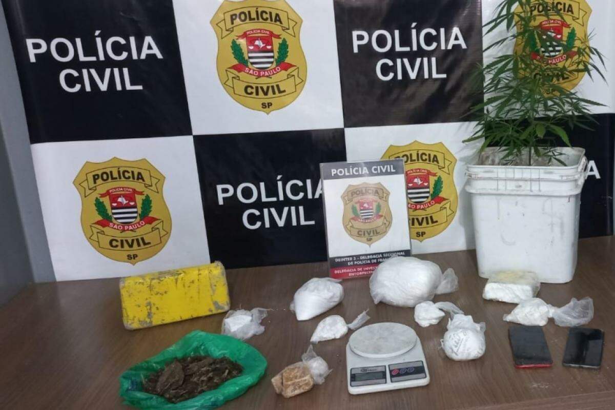 Drogas e objetos apreendidos na operação