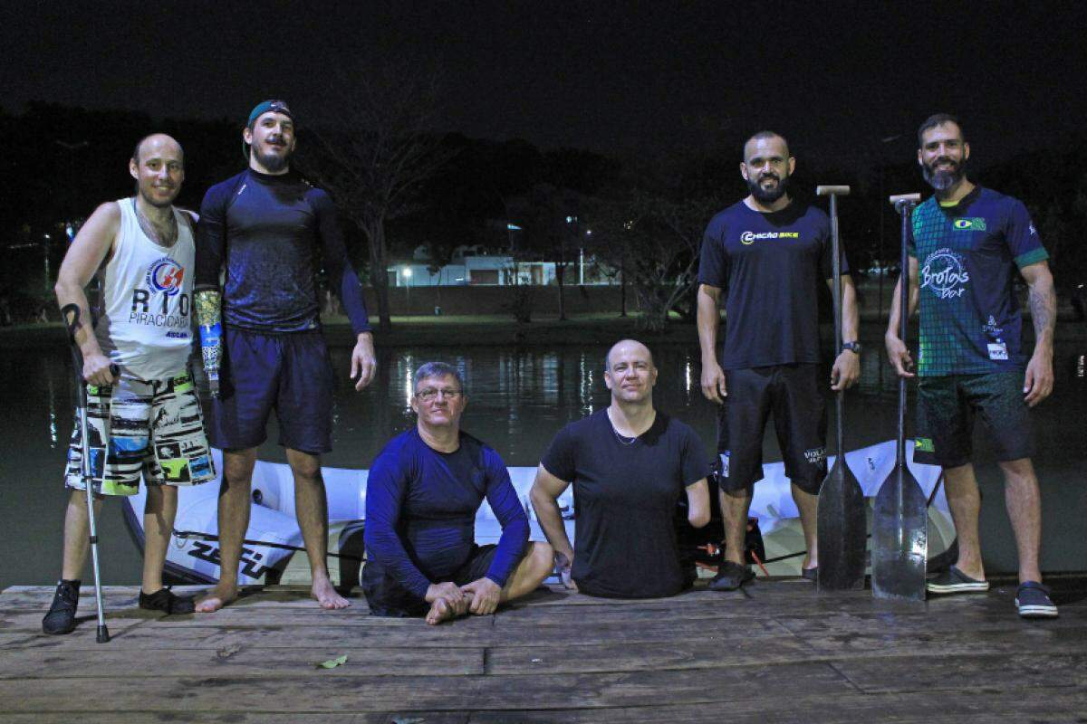 Equipe treina na lagoa da Rua do Porto, onde trabalha o sincronismo na água parada 