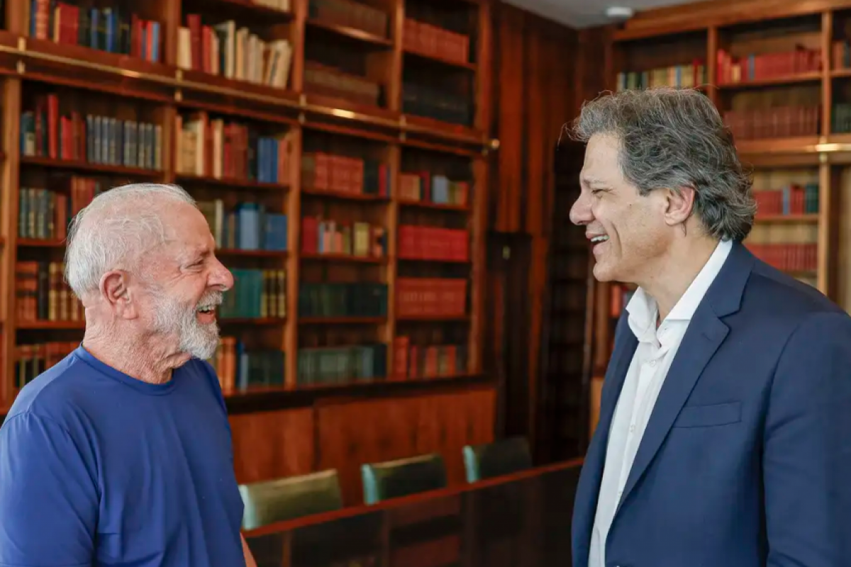 Presidente Luiz Inácio Lula da Silva, durante reunião com o Ministro da Fazenda, Fernando Haddad, no Palácio da Alvorada