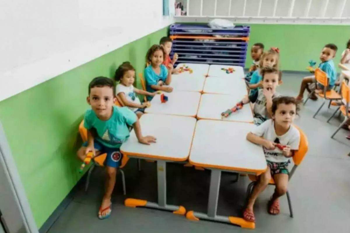 Alunos de creche municipal em atividade com peças de montar em sala de aula