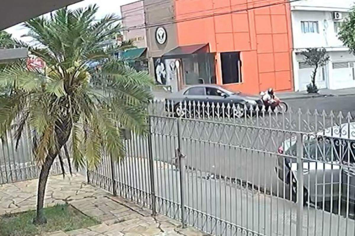 O acidente entre Honda Biz e Toyota Corolla aconteceu na rua Cussy de Almeida