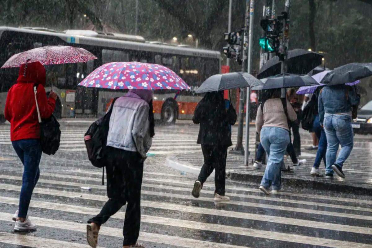 A previsão é de fortes chuvas e ventos na região no fim de semana