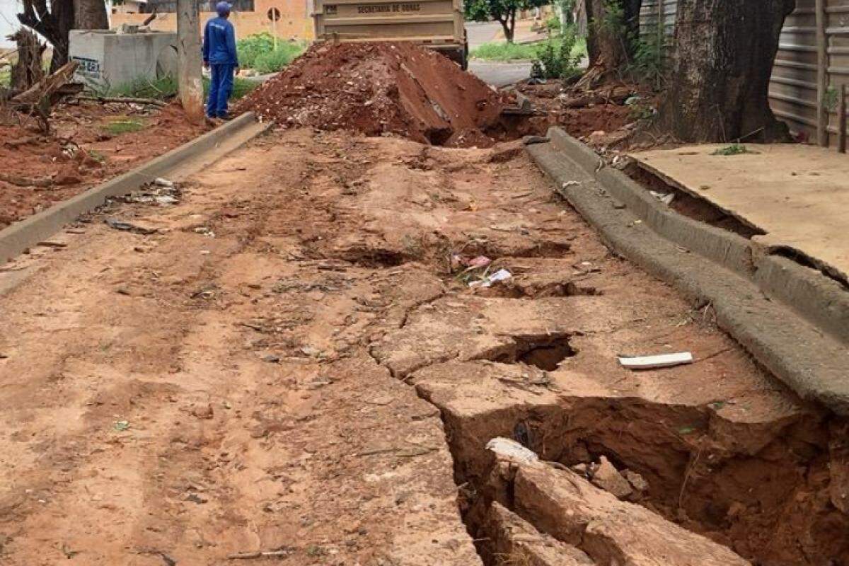 Cratera se formou na rua Arnaldo Rodrigues de Menezes e parte de vias próximas, na parte baixa do Parque Jaraguá