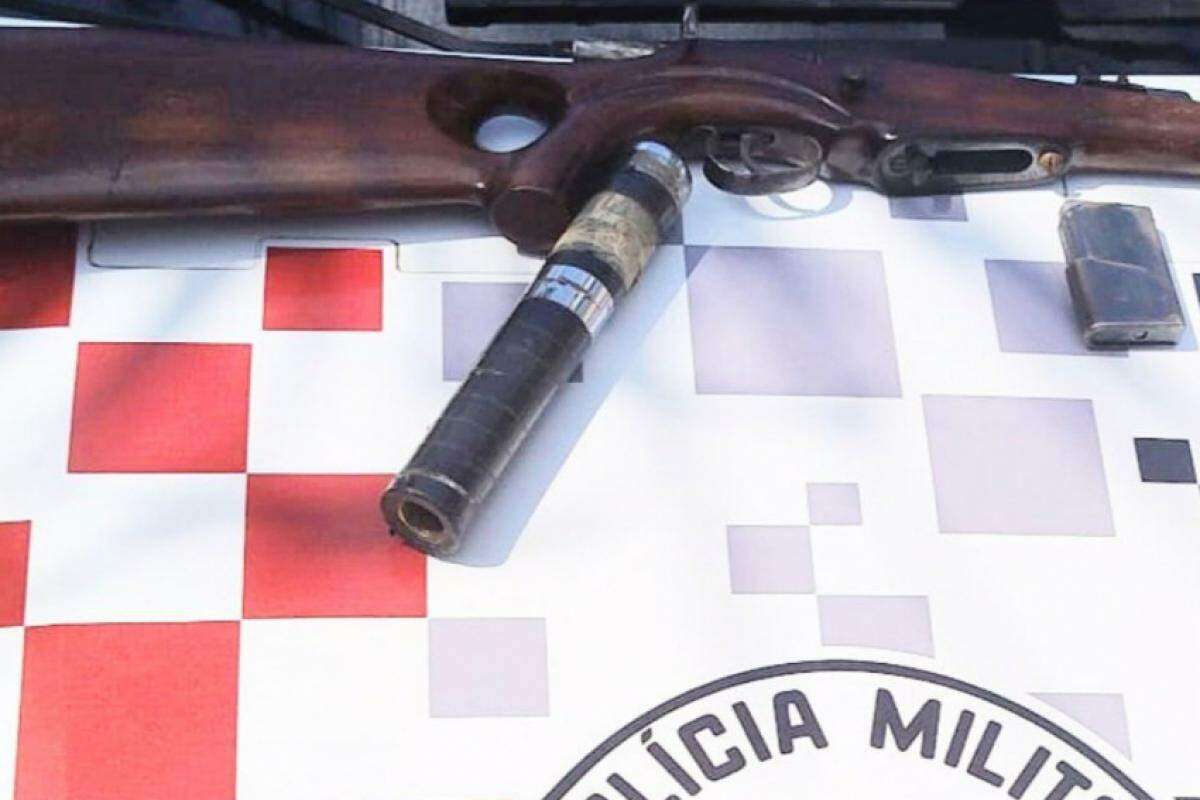 O homem foi preso por porte ilegal e o rifle apreendido pela PM